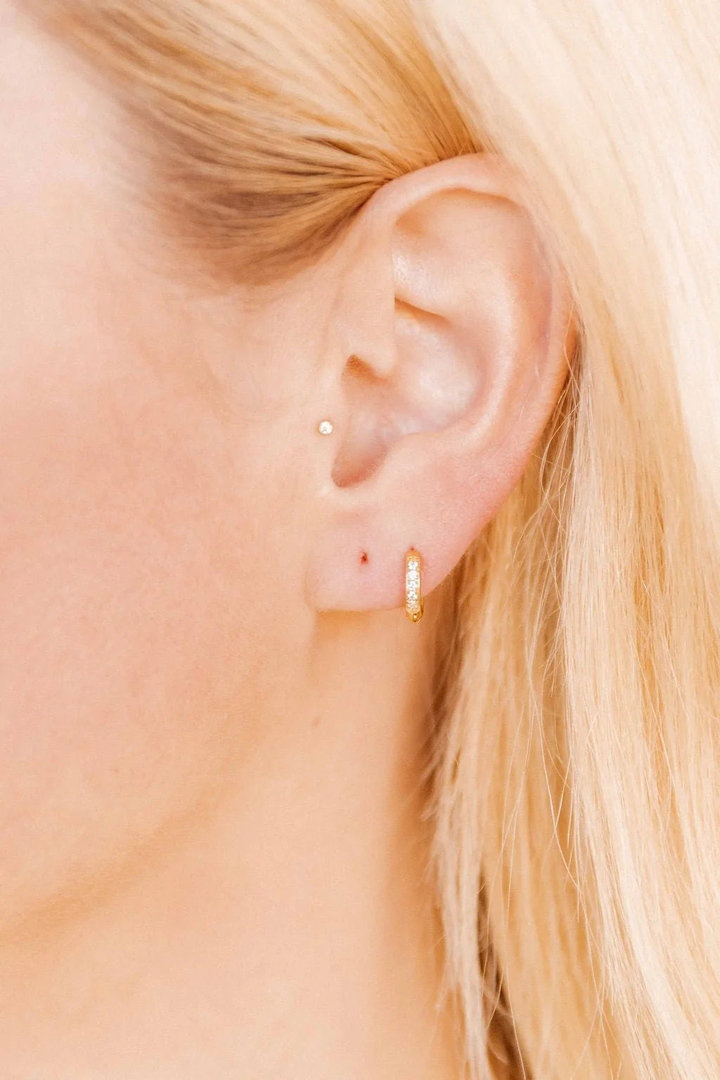 Linny Co. Huggie Earrings - Scarlett Hoop Gold 8mm CZ