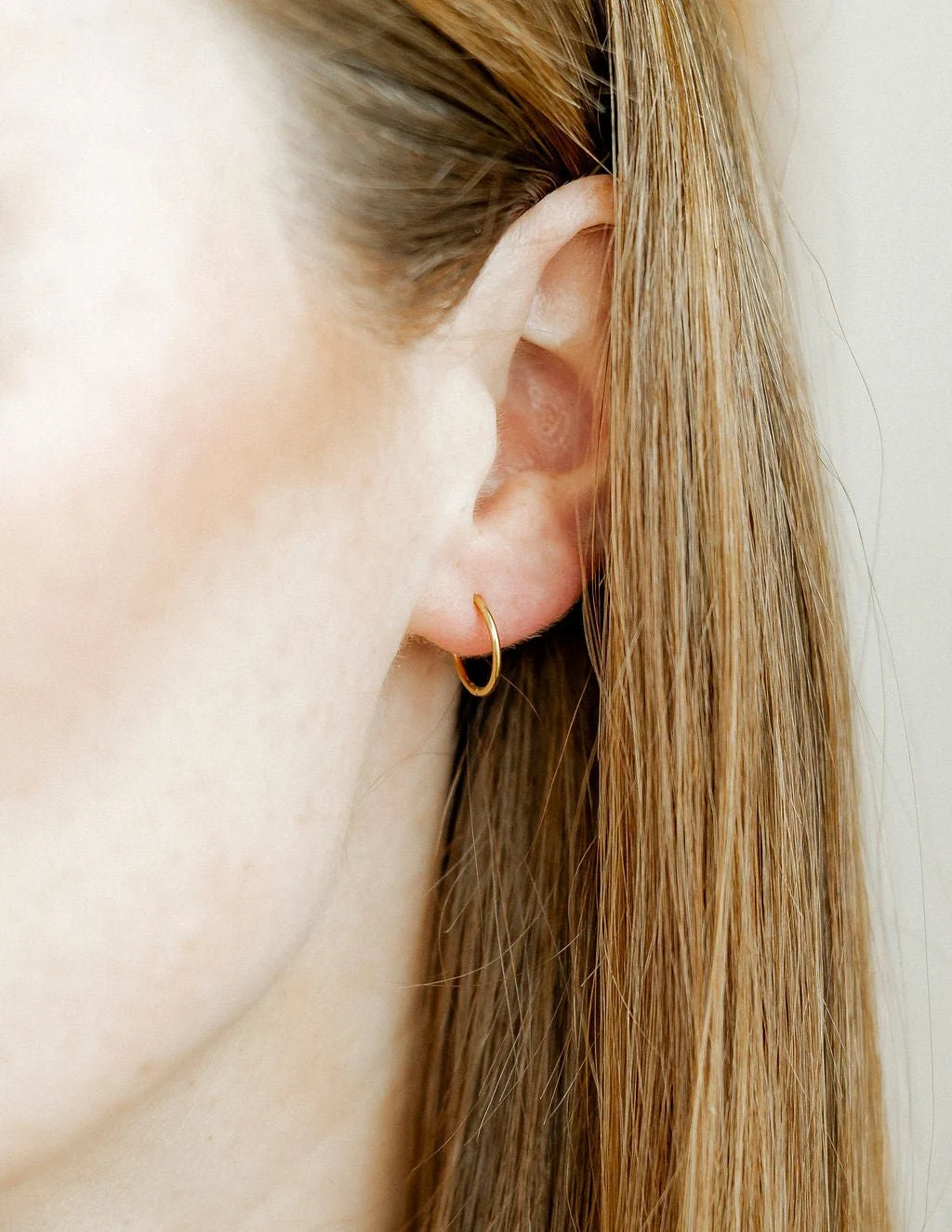 Linny Co. Huggie Infinity Hoop Earrings - Ava Gold 8mm